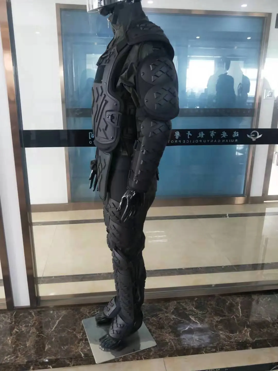 https://site_d704e331-3ad1-43d3-86a5-c84a1453be4f/fbf-13b-customized-new-plastic-shell-anti-riot-suit-product/
